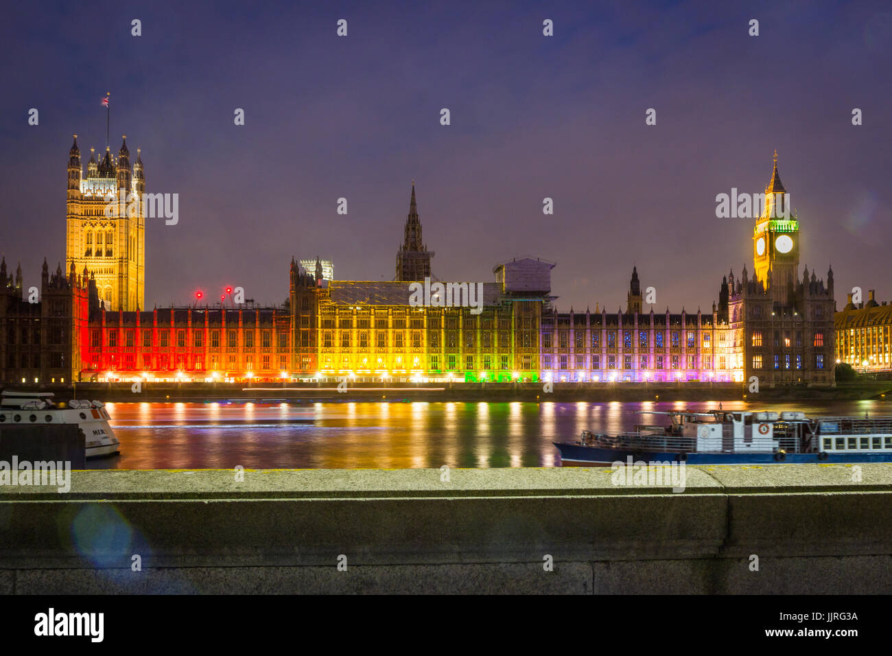Palast von Westminster leuchtet in Regenbogen Lichter Londons Gay Pride Feiern anlässlich Stockfoto