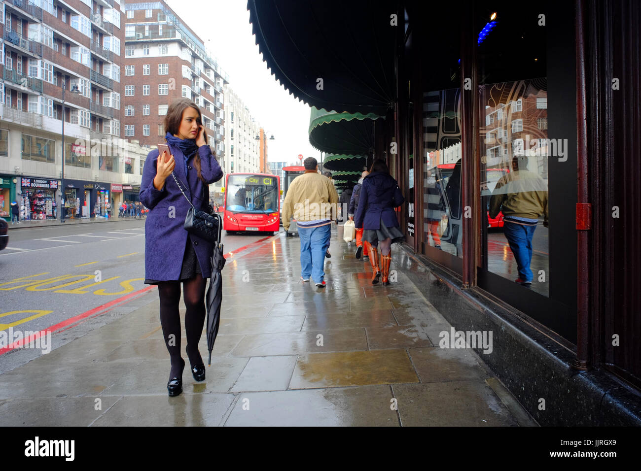 Einem regnerischen Tag in Knightsbridge, London, UK Stockfoto