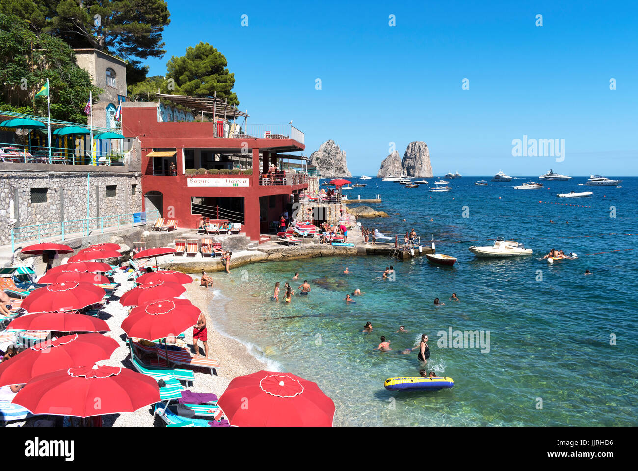 Menschen am Strand und im Meer in Marina Piccola auf der Insel Capri, Italien Stockfoto