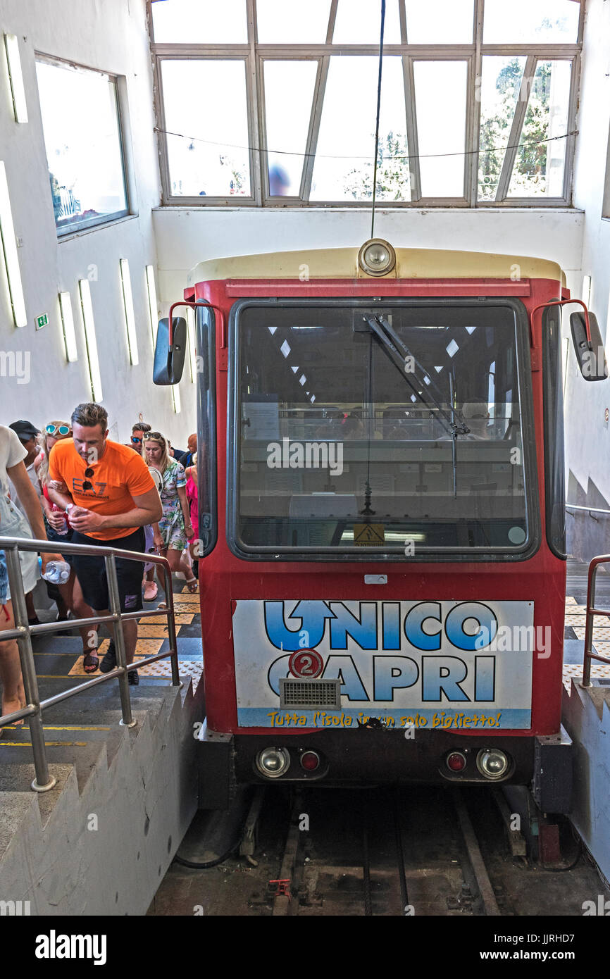 Passagiere steigen die Standseilbahn auf der Insel Capri, Italien. Stockfoto