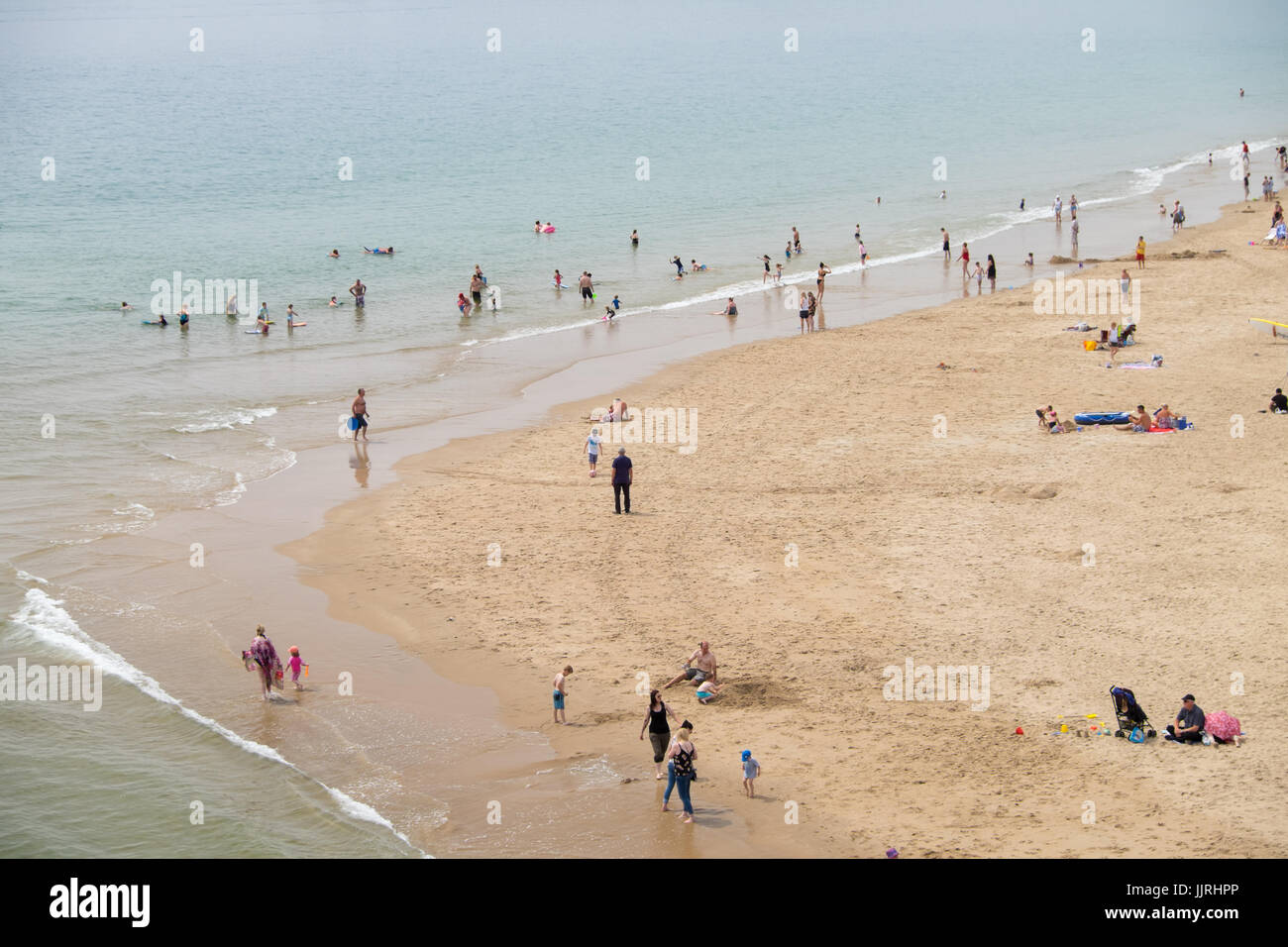 Sommer Menschenmassen am Strand von Tenby Wales 20.7.17 Stockfoto