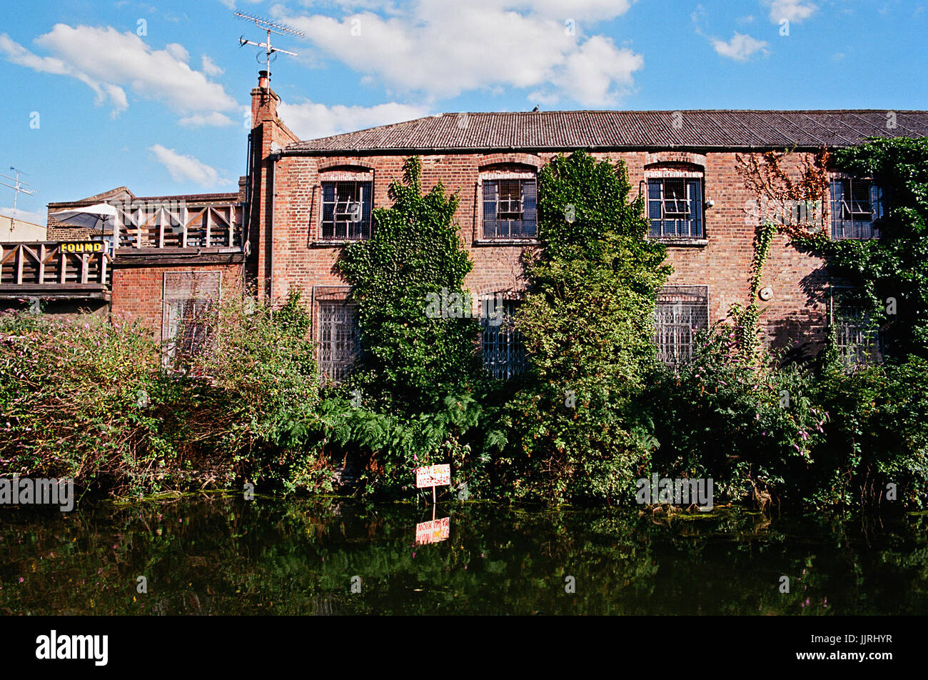 Alte Gebäude am Regents Kanal in der Nähe von South Hackney, East London UK Stockfoto