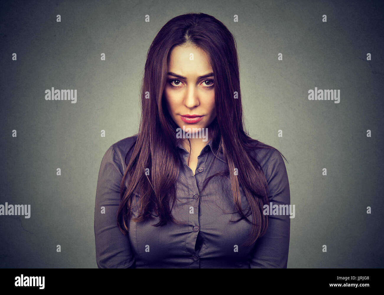 Porträt von wütenden Frau auf grauem Hintergrund Stockfoto