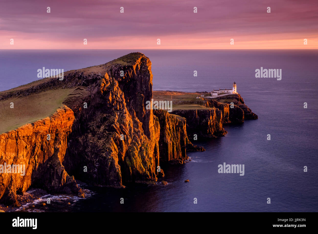 Schottland - ca. APRIL 2016: Sonnenuntergang über landschaftlich Point Lighthouse in Skye eine Insel in Schottland Stockfoto