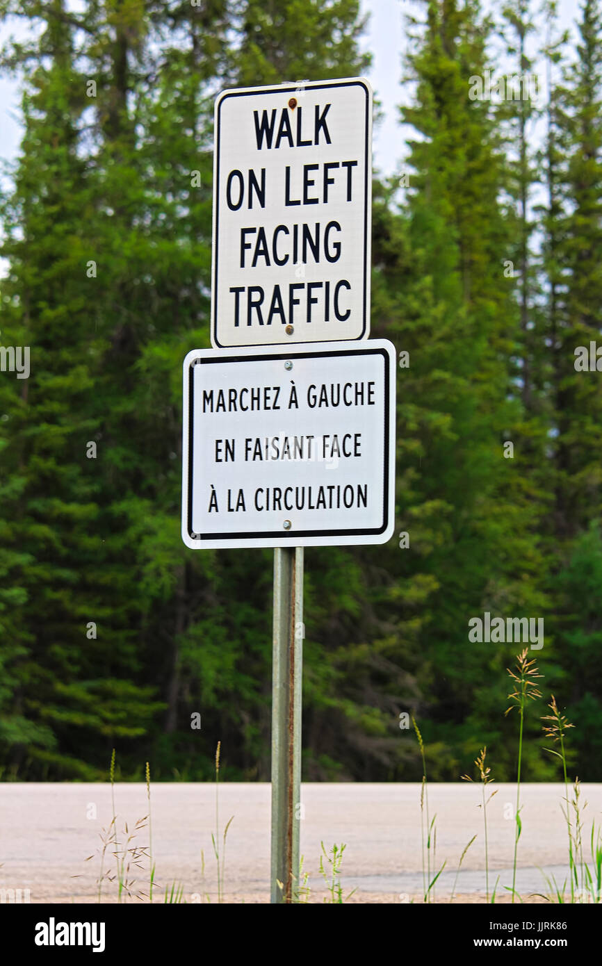 Ein Spaziergang auf links vor Verkehr melden Sie in Englisch und Französisch. Stockfoto