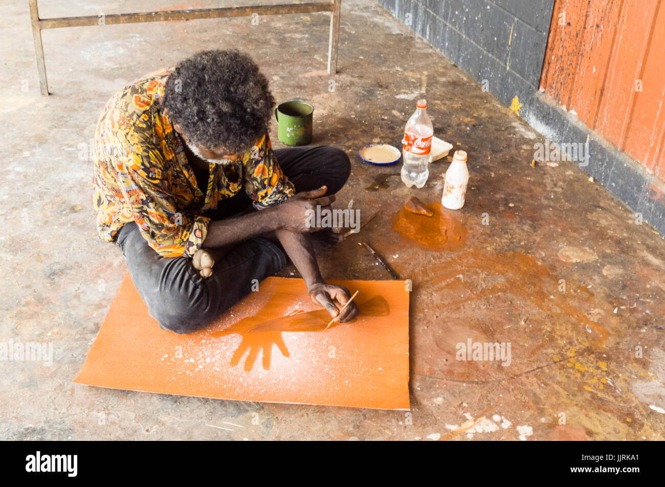 Aborigine-Künstler ein Bild auf ein Stück Rinde Stockfoto