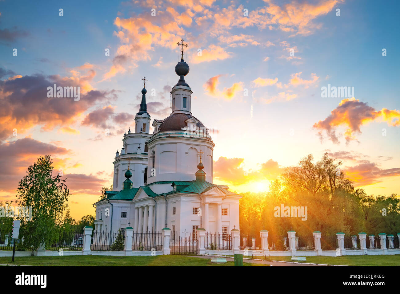 Orthodoxe Kirche bei Sonnenuntergang Stockfoto