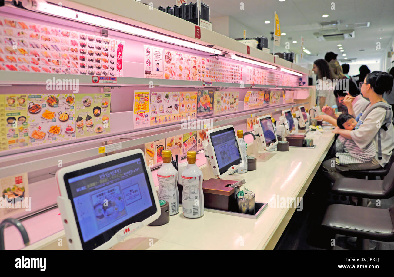 Uobei Sushi, Shibuya, Tokio. Neben den herkömmlichen Förderband serviert Sushi hier auf einer Plattform, à la carte Bestellungen dienen. Stockfoto