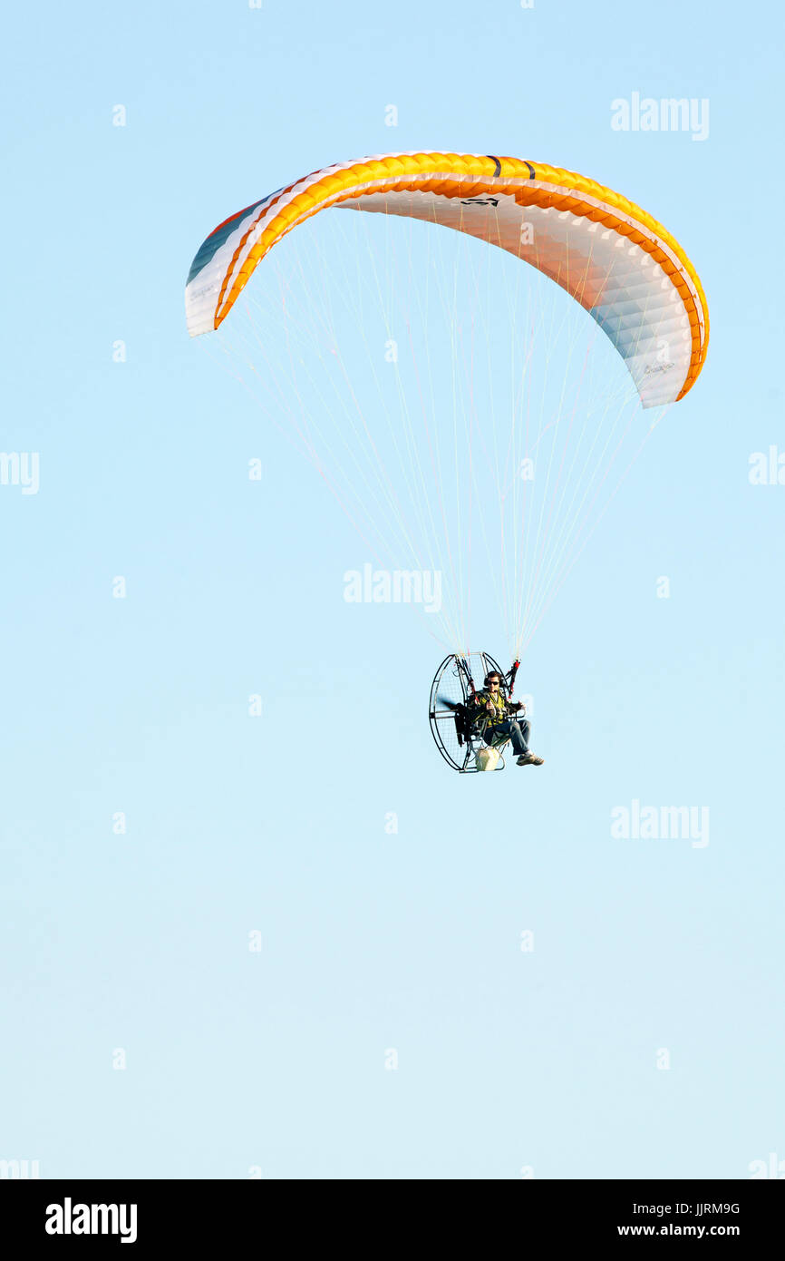 Angetriebene Gleitschirm fliegen vor einem strahlend blauen Himmel. Stockfoto