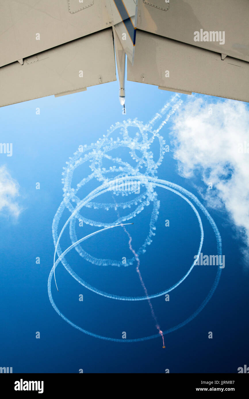 Looping, absteigend Rauch Trails auf einer Airshow. Stockfoto