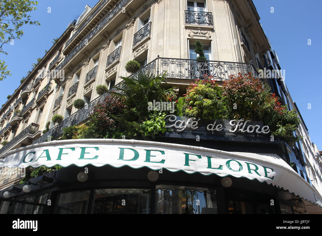 Das Cafe de Flore ist eines der ältesten Kaffeehäuser in Paris. Das Hotel liegt am Boulevard Saint-Germain ist es ein berühmter Treffpunkt für Künstler und Schriftsteller. Stockfoto