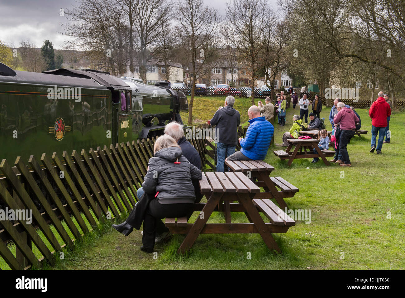 Menschen Sehen & Fotografieren iconic Dampflok Motor, Lner Klasse A3 60103 Flying Scotsman - Keighley und Worth Valley Railway Station, England, UK. Stockfoto