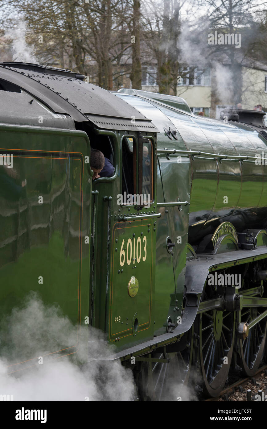 Grüne glänzende Motor des legendären Dampf Lokomotive LNER-Klasse A3 60103 Flying Scotsman Puffs Rauch - Keighley & Wert Valley Railway station, England, UK. Stockfoto