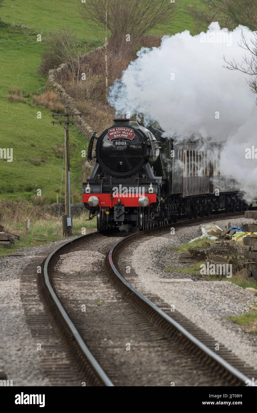 Legendären Dampflokomotive LNER-Klasse A3 60103 Flying Scotsman schnaufend Rauch & Reisen auf den Spuren der Keighley und Wert Valley Railway, England, UK. Stockfoto