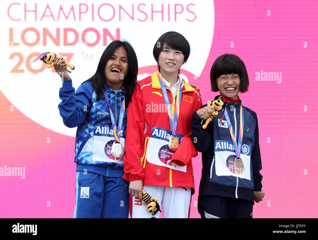 Chinas Yiting Shi (Mitte), Argentiniens Yanina Andrea Martinez (links) und Südkoreas Min Jae Jeon mit ihren Medaillen nach der Frauen 200m T36 endgültig nach der Frauen 200m T36 tagsüber fünf der 2017 Para Leichtathletik-Weltmeisterschaften in London Stadion Stockfoto