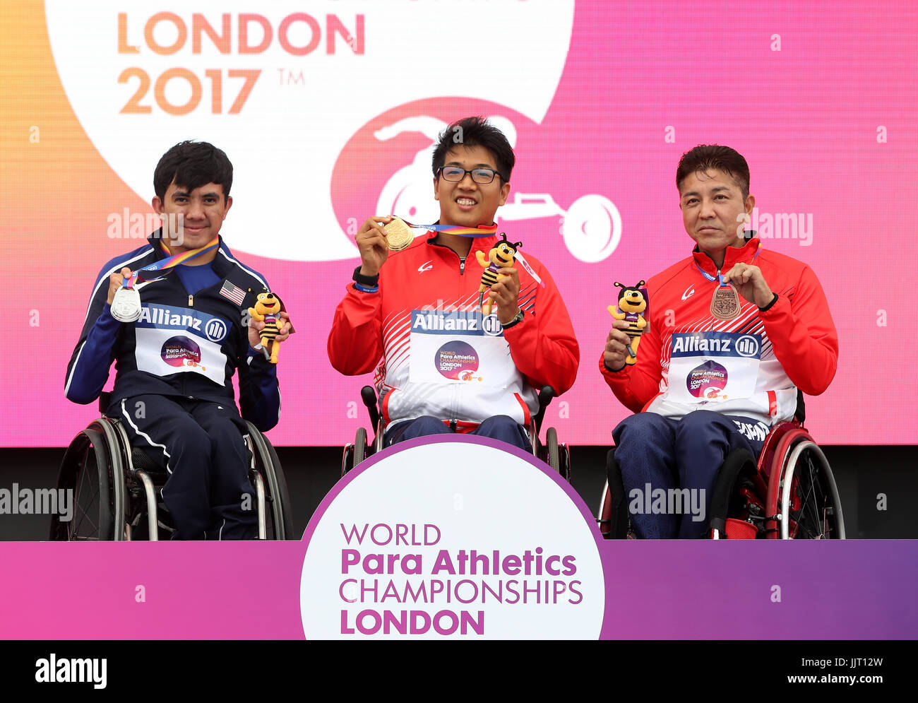 Japans Tomoki Sato (Mitte), USAs Raymond Martin (links) und Japans Hirokazu Ueyonabaru mit ihren Medaillen nach die Männer 400 m-Finale T52 tagsüber fünf der 2017 Para Leichtathletik-Weltmeisterschaften in London Stadion Stockfoto