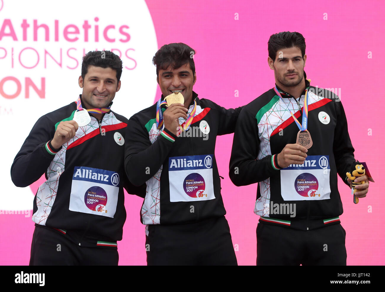 Irans Amanollah Papi (Mitte), Mohammad Khalvandi (links) und Abdollah Heidari Til mit ihren Medaillen nach die Männer Speer werfen F57 letzte Tag fünf von der 2017 Para Leichtathletik-Weltmeisterschaft London Stadium Stockfoto