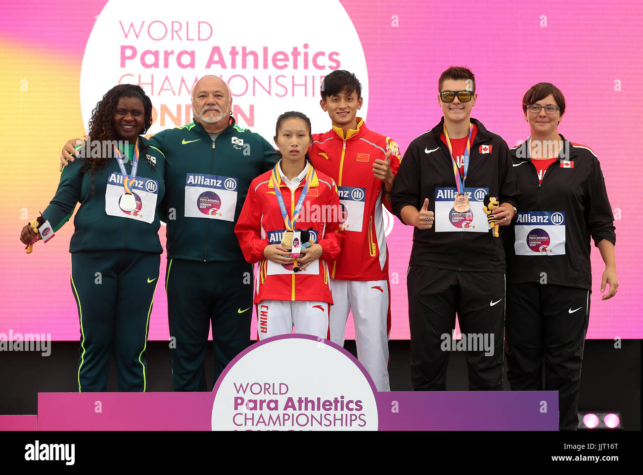 Chinas Huimin Zhong (Mitte), Brasiliens Izabela Campos (links) und Kanadas Ness Murby mit ihren Medaillen nach der Frauen Speer werfen F11 Final nach der Frauen Javelin F11 tagsüber fünf der 2017 Para Leichtathletik Weltmeisterschaften im London Stadium Stockfoto