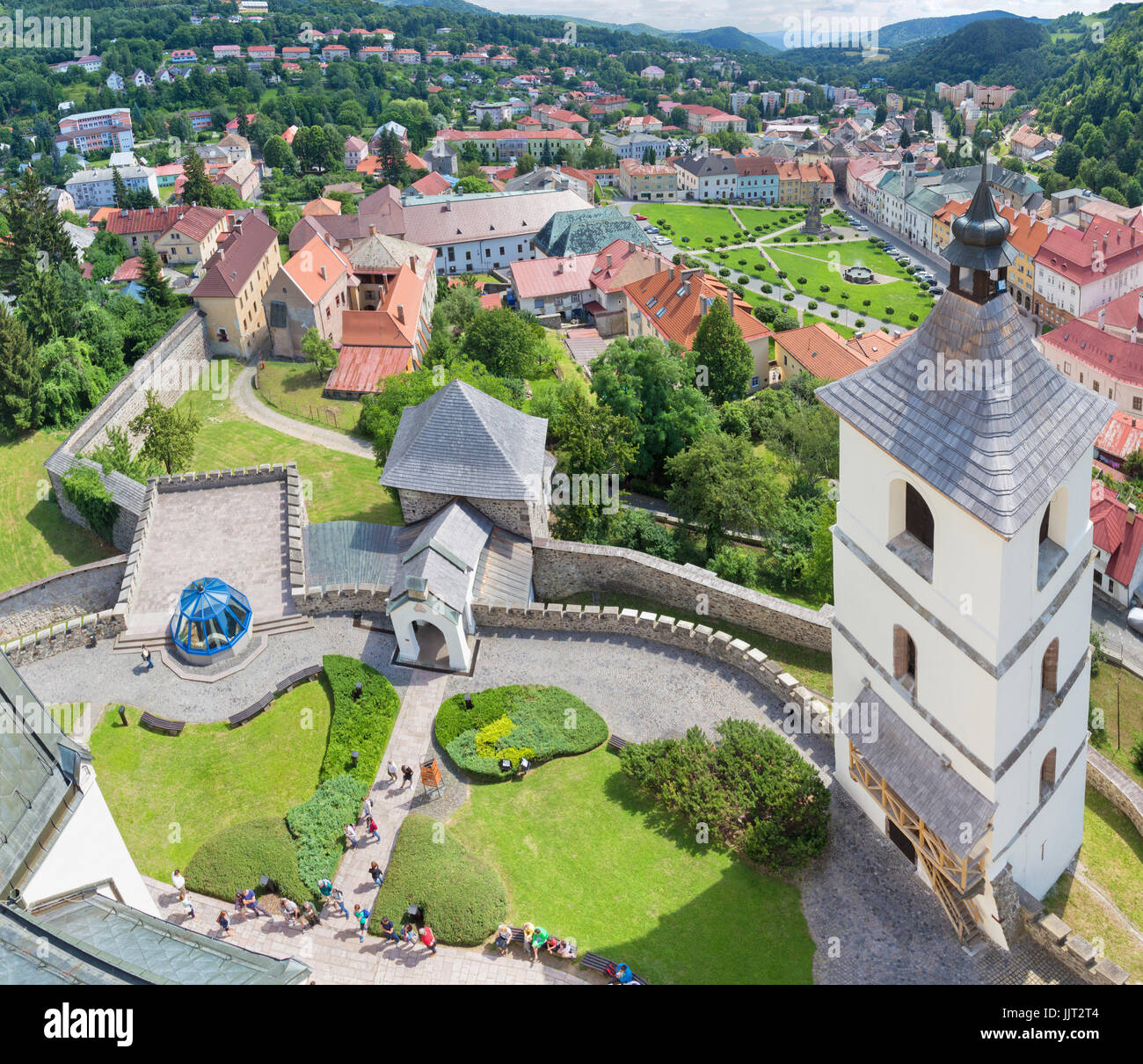 Kremnica - den Ausblick von der Turm der St. Katharinen-Kirche auf die Stadt und Safarikovo Platz. Stockfoto