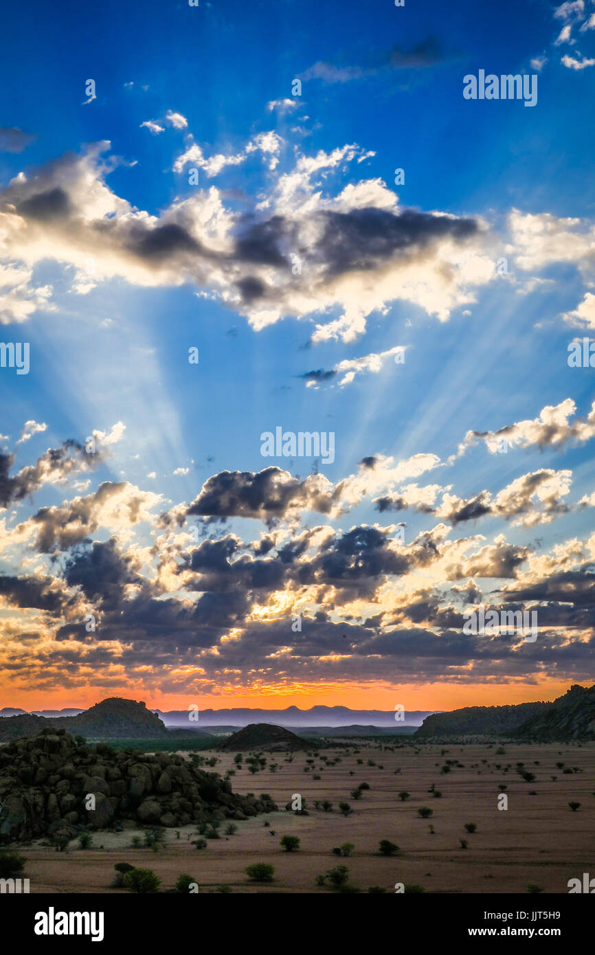 Sonnenuntergang in der Wüste Namib, eines der weltweit ältesten Wüsten. Namibia, Afrika Stockfoto