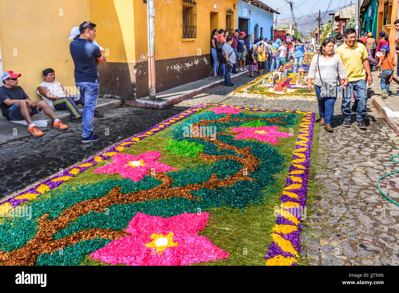 Antigua, Guatemala - 26. März 2017: Einheimische gefärbte Sägespäne Fastenzeit Prozession machen Teppich in der kolonialen Stadt mit berühmten Heiligen Woche feiern Stockfoto