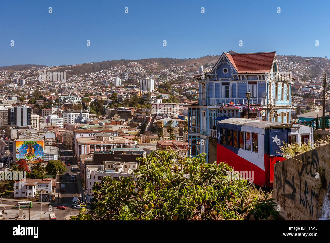 Valparaiso, Chile, 11. Januar 2017: Ankunft des Aufzugs Artillería in der Station. Historisches Denkmal im Jahr 1893 erbaut. Steht für die Dekoration Stockfoto
