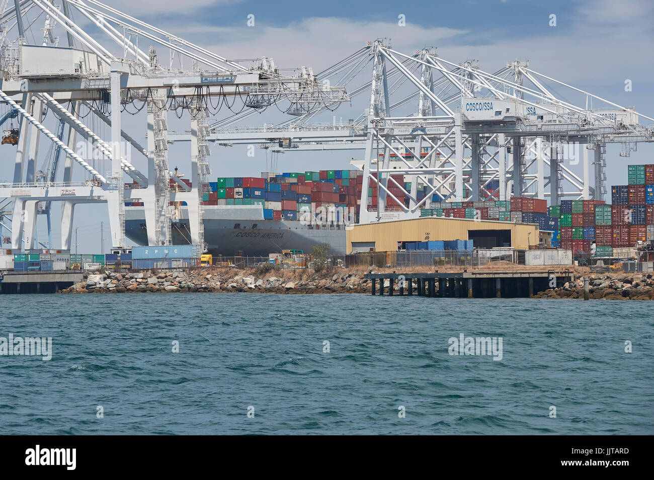 Riesige Containerschiff, COSCO America, Laden auf dem Liegeplatz 247 Am Langen Strand Container Terminal, Kalifornien, USA. Stockfoto