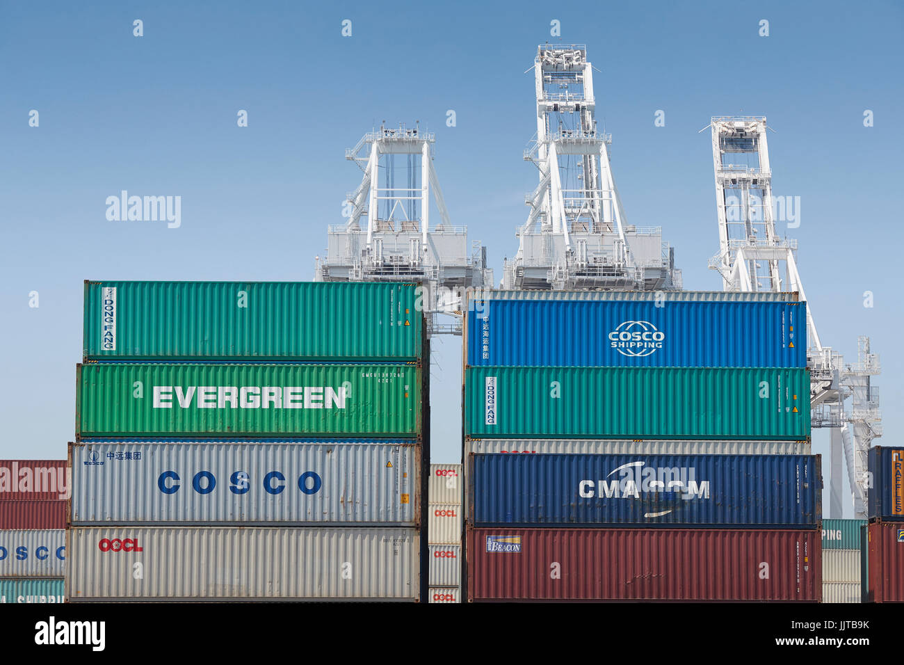 Cargo shipping containers stacked high -Fotos und -Bildmaterial in ...