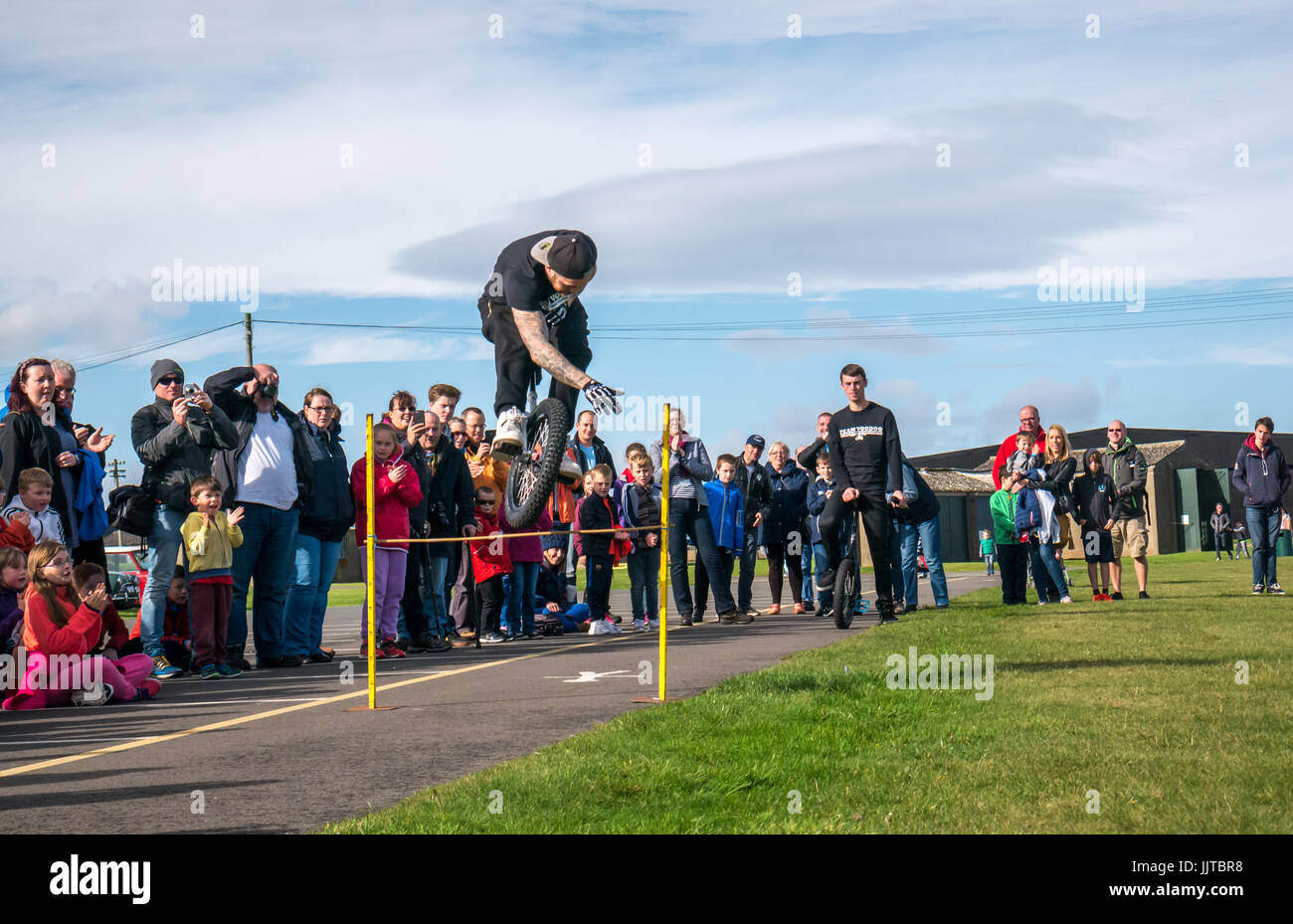 Jason Auld von Team Voodoo Einräder Durchführen einer stunt Sprung am Rad und Kotflügel Event 2016, East Fortune, East Lothian, Schottland, Großbritannien Stockfoto