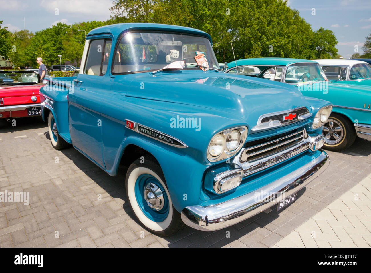 DEN BOSCH, Niederlande - 10. Mai 2015: Blau 1959 Chevrolet Apache 3100 klassische Pickup-Truck. Stockfoto