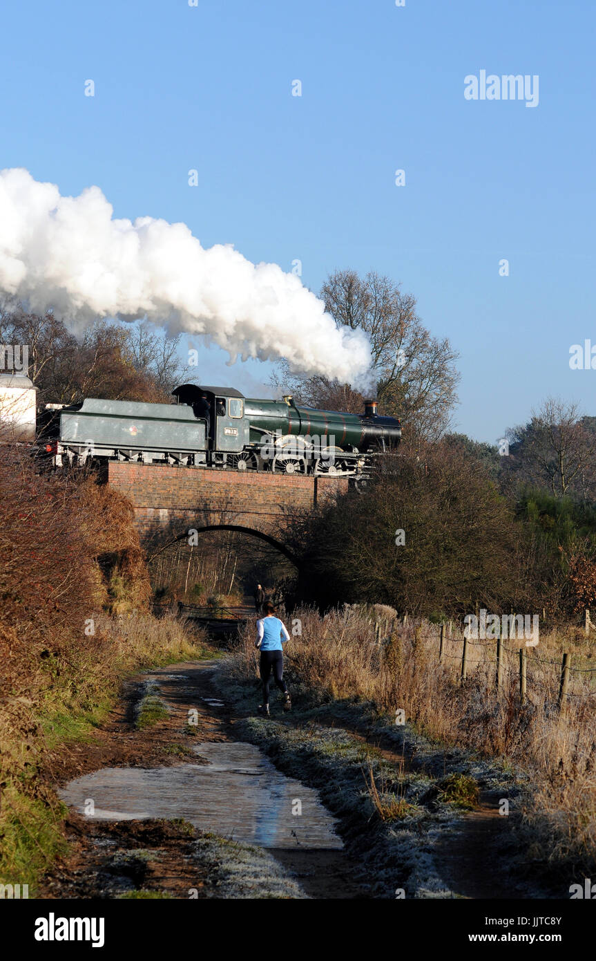 "Erlestoke Manor" mit speziellem Santa aus Arley Kidderminster Stadt in der Nähe von Rifle Range Einhalt zu Gebieten und ein Jogger auf dem Weg unten. Severn Valley Railway. Stockfoto