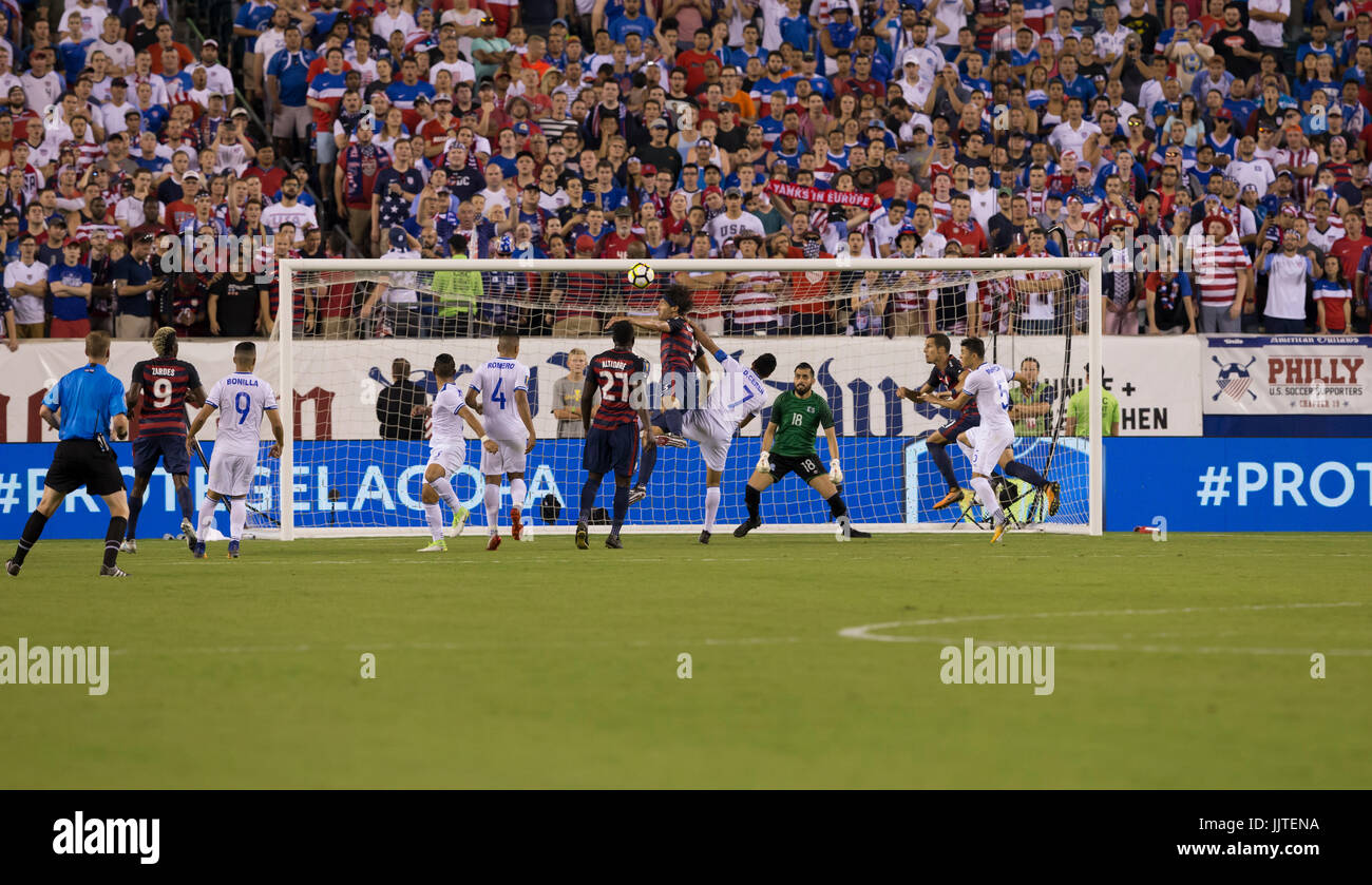 Philadelphia, PA USA - 19. Juli 2019: Omar Gonzalez (3) der USA Partituren Ziel während 2017 Gold Cup Quarterfunal gegen El Salvador Stockfoto