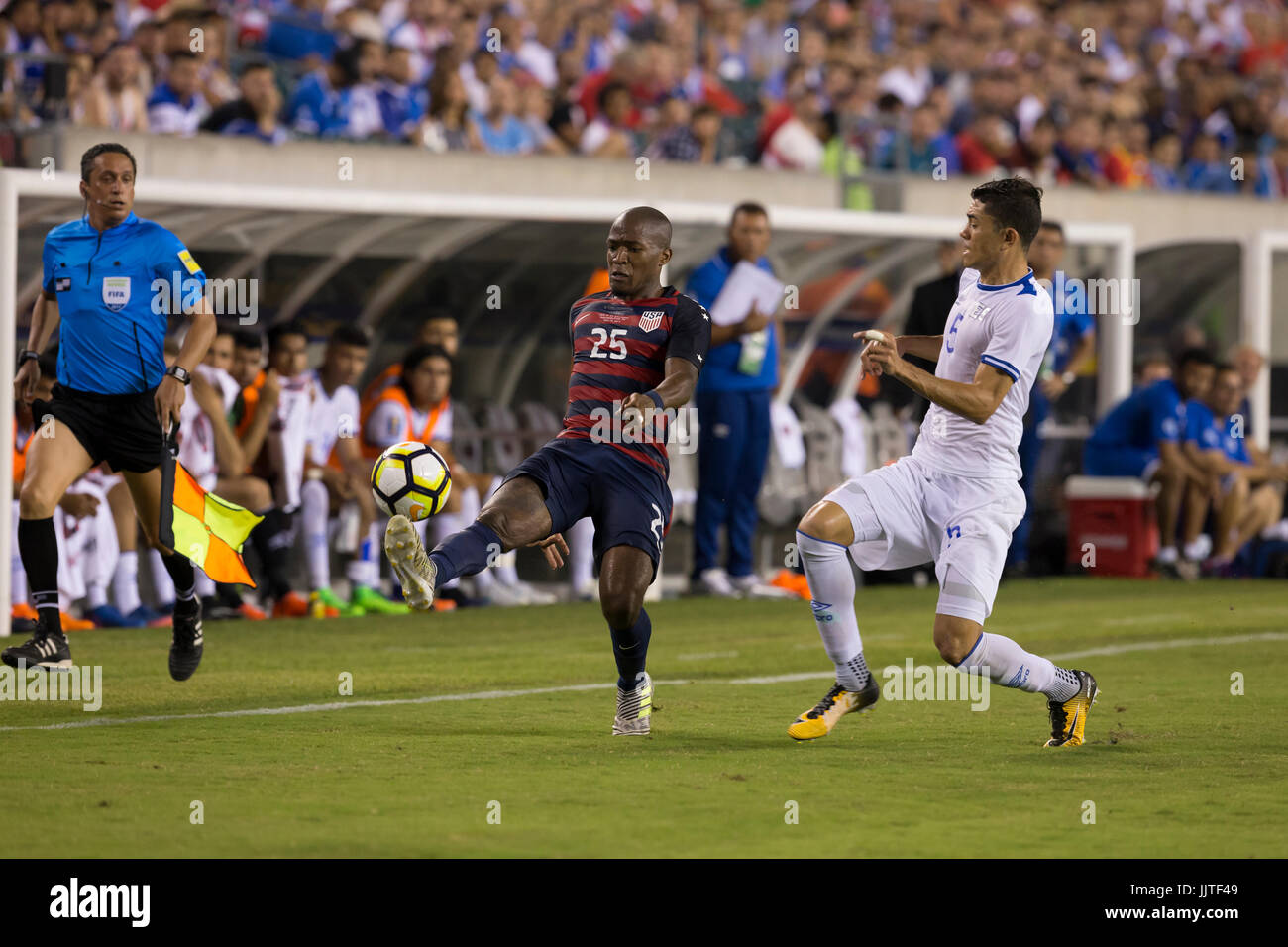 Philadelphia, PA USA - 19. Juli 2019: Darlington Nagbe (25) der USA Steuerelemente Ball während 2017 Gold Cup Quarterfunal gegen El Salvador Stockfoto