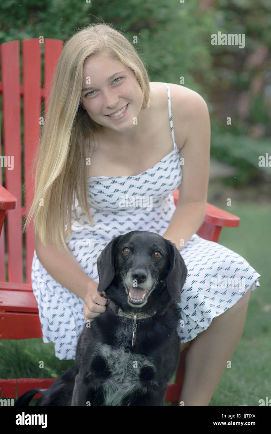 Frisches, junges Mädchen mit ihrem Hund im Freien Stockfoto