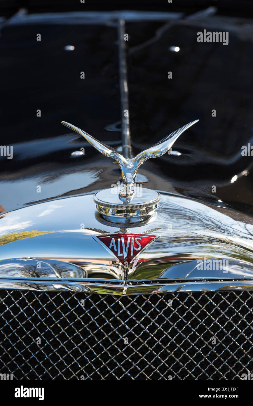 Vintage car hood ornament eagle -Fotos und -Bildmaterial in hoher