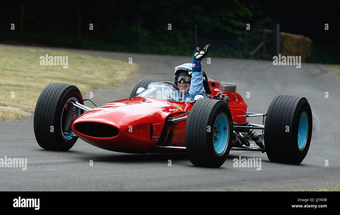 Doppelte World Champion John Surtees fahren seine Champioship gewann Ferrari 158 Stockfoto
