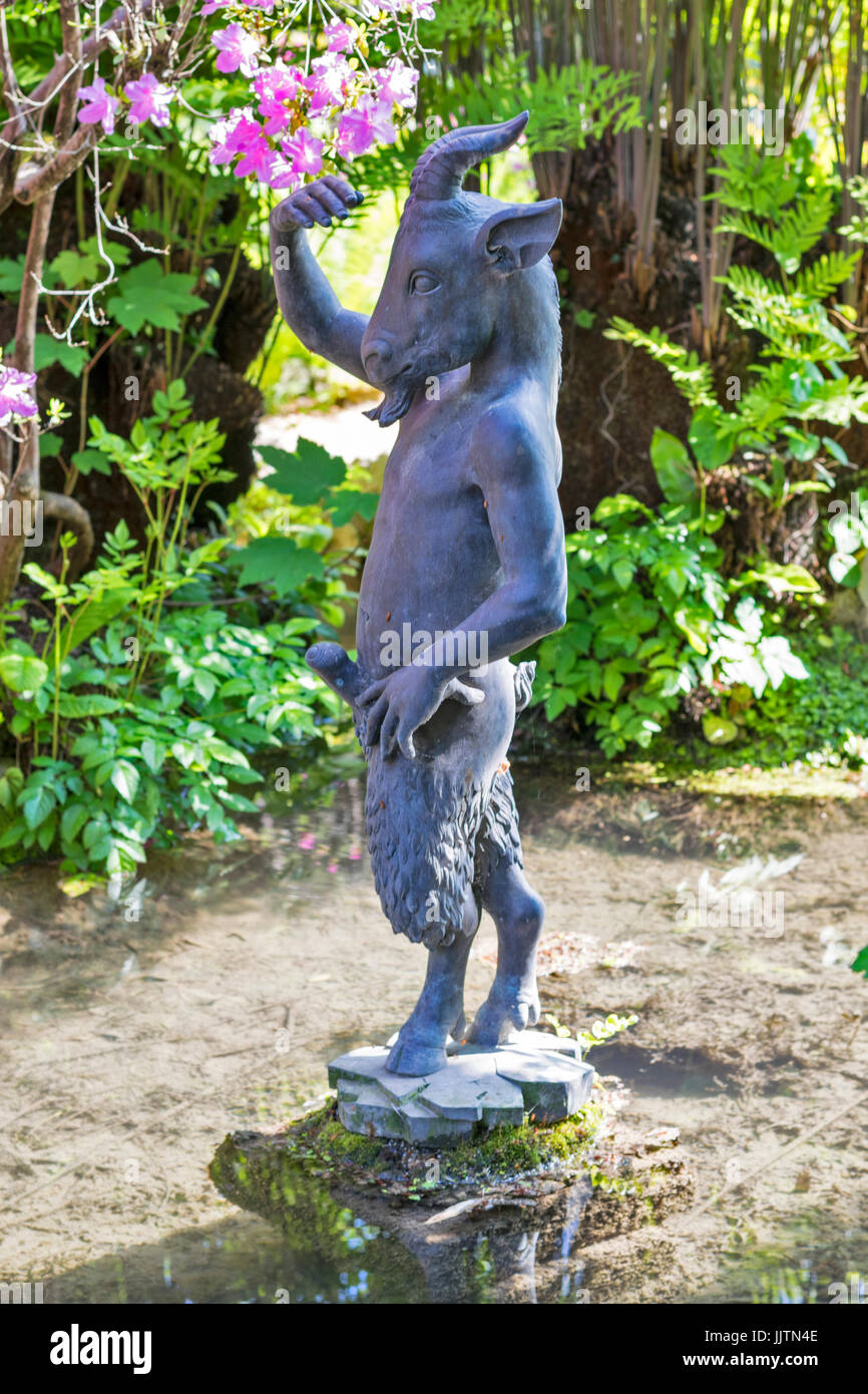 Am GARDASEE GARDONE DIE HELLER GARTEN EINE STATUE DES GOTTES PAN Stockfoto
