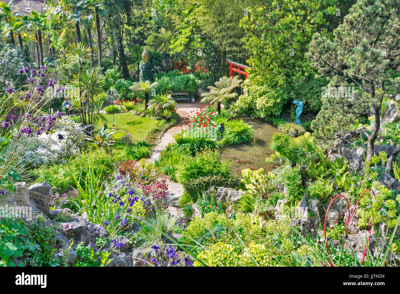 GARDASEE ITALIEN GARDONE HELLER GARTEN MIT KOI-SEE UND INDO-CHINESISCHE LANDSCHAFT Stockfoto