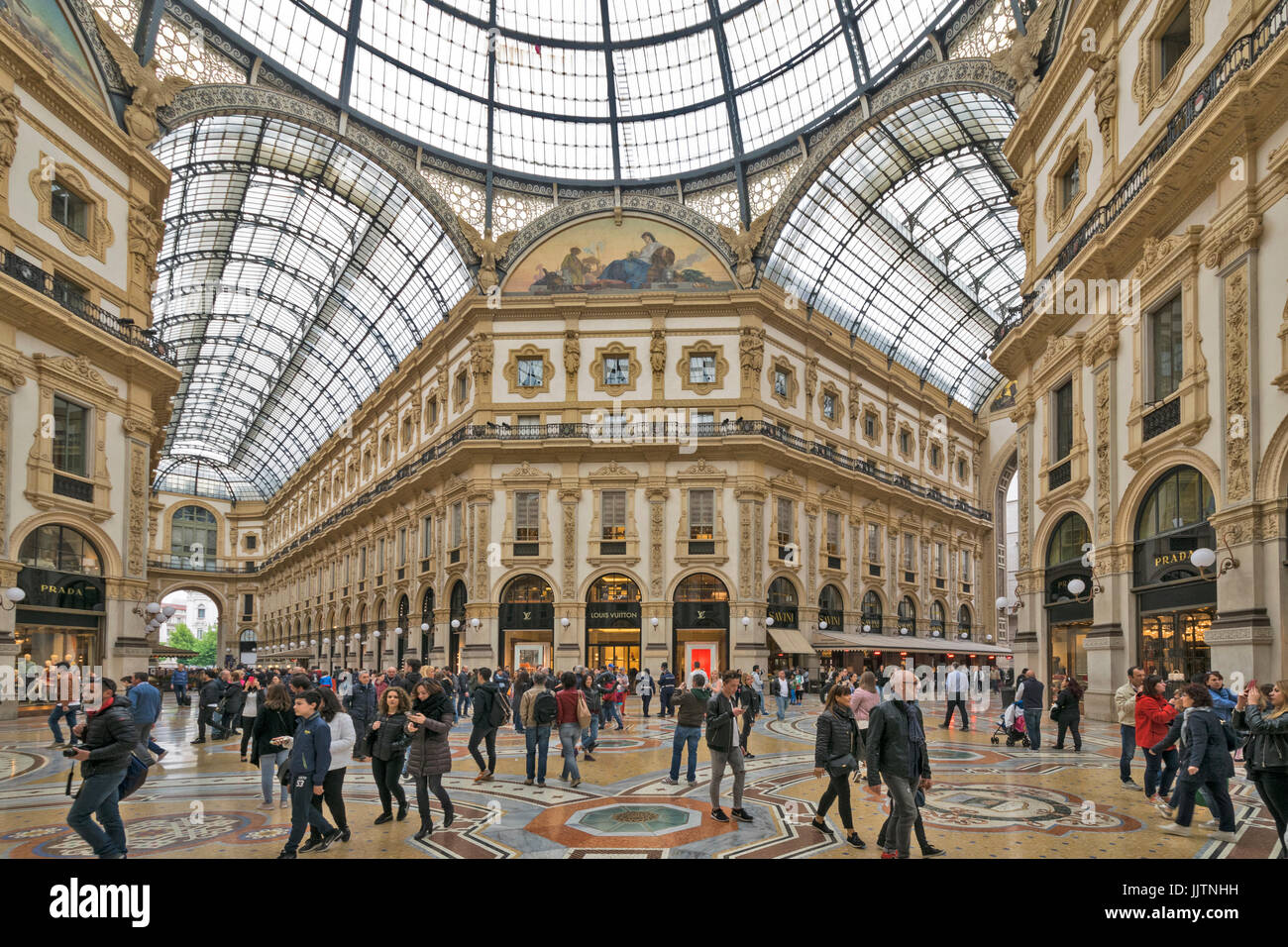 MAILAND ITALIEN DIE MASSEN IN DIE ARCADE-GALLERIA VITTORIO EMANUELE II Stockfoto
