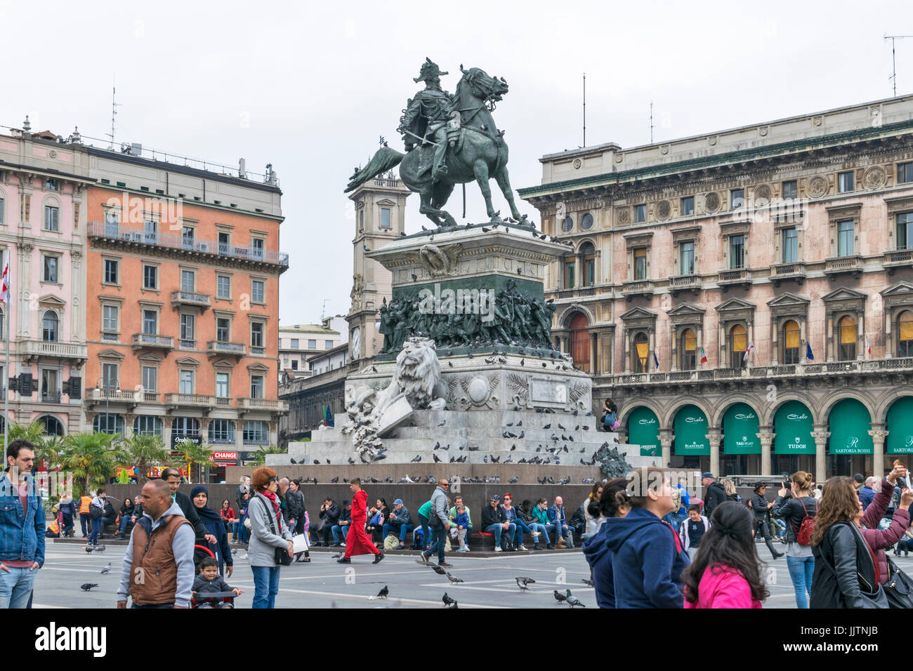 MAILAND ITALIEN DIE REITERSTATUE VON VIKTOR EMANUEL II. AUF DER PIAZZA DEL DUOMO, UMGEBEN VON MENSCHENMASSEN UND BEDECKT MIT TAUBEN Stockfoto