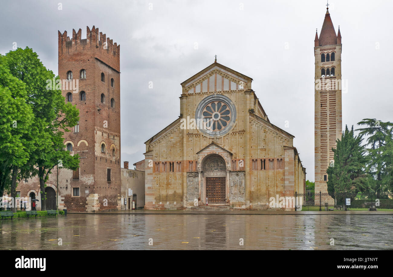 VERONA ITALIEN DIE BASILICA DI SAN ZENO AN EINEM TAG REGEN Stockfoto