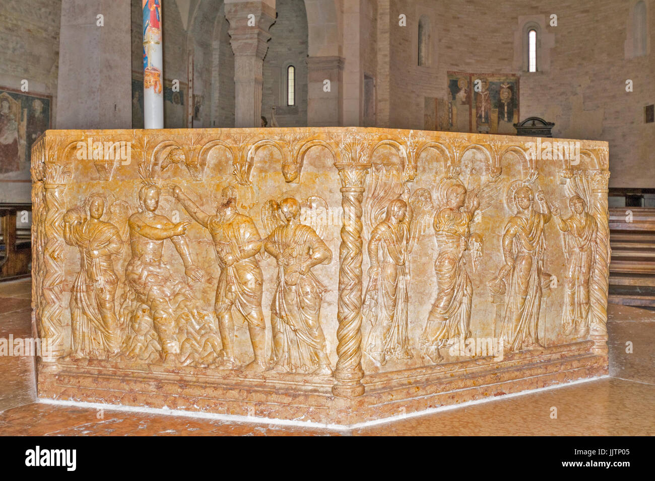 VERONA ITALIEN DAS ACHTECKIGE TAUFBECKEN AUS MARMOR IN DAS BAPTISTERIUM DER KATHEDRALE ST.. GIOVANNI IN FONTE Stockfoto
