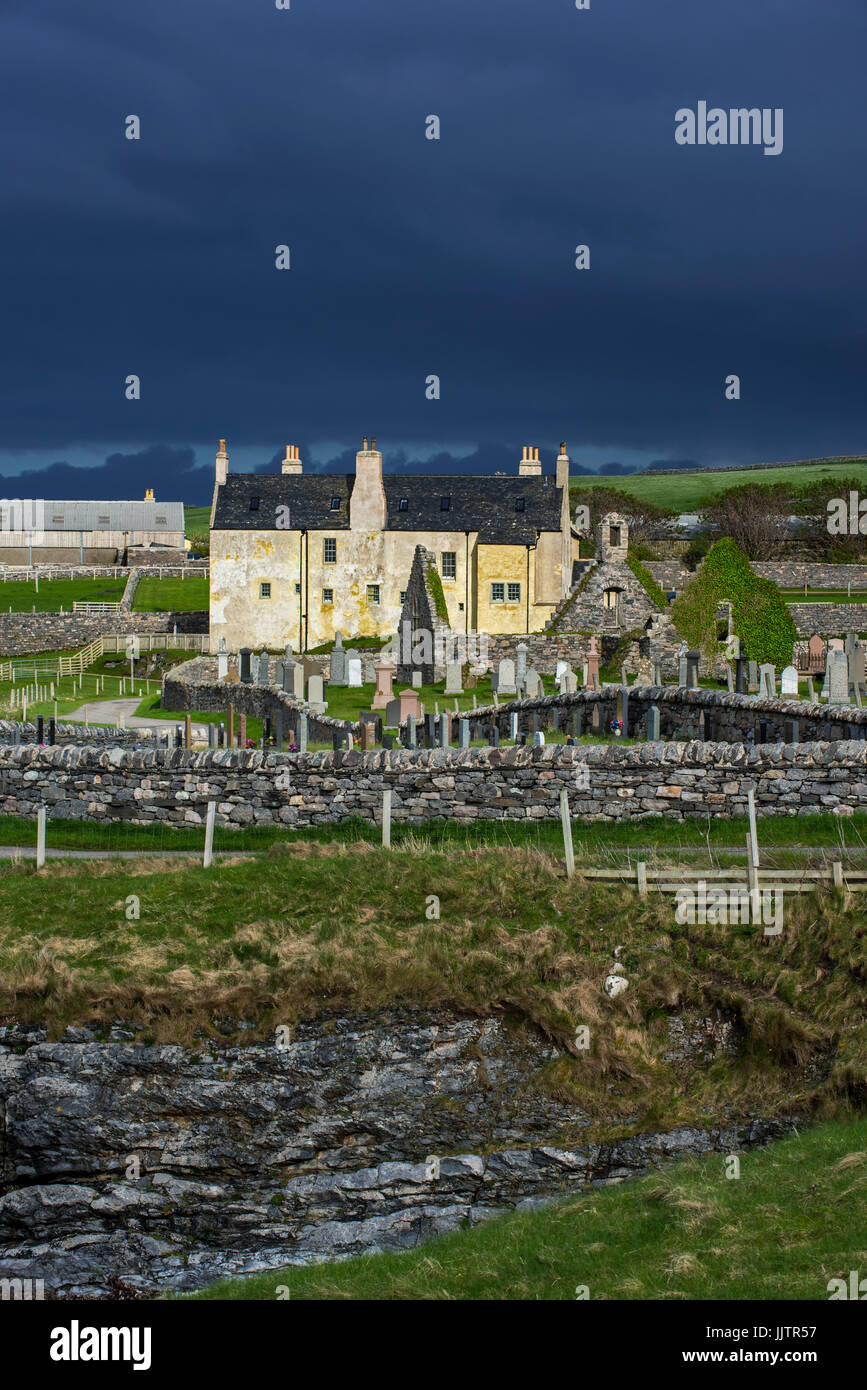 Schwarze Gewitterwolken überrollen zerstörten Kirche und das Balnakeil House, Herrenhaus aus dem 18. Jahrhundert in der Nähe von Durness, Sutherland, Schottisches Hochland, Schottland Stockfoto