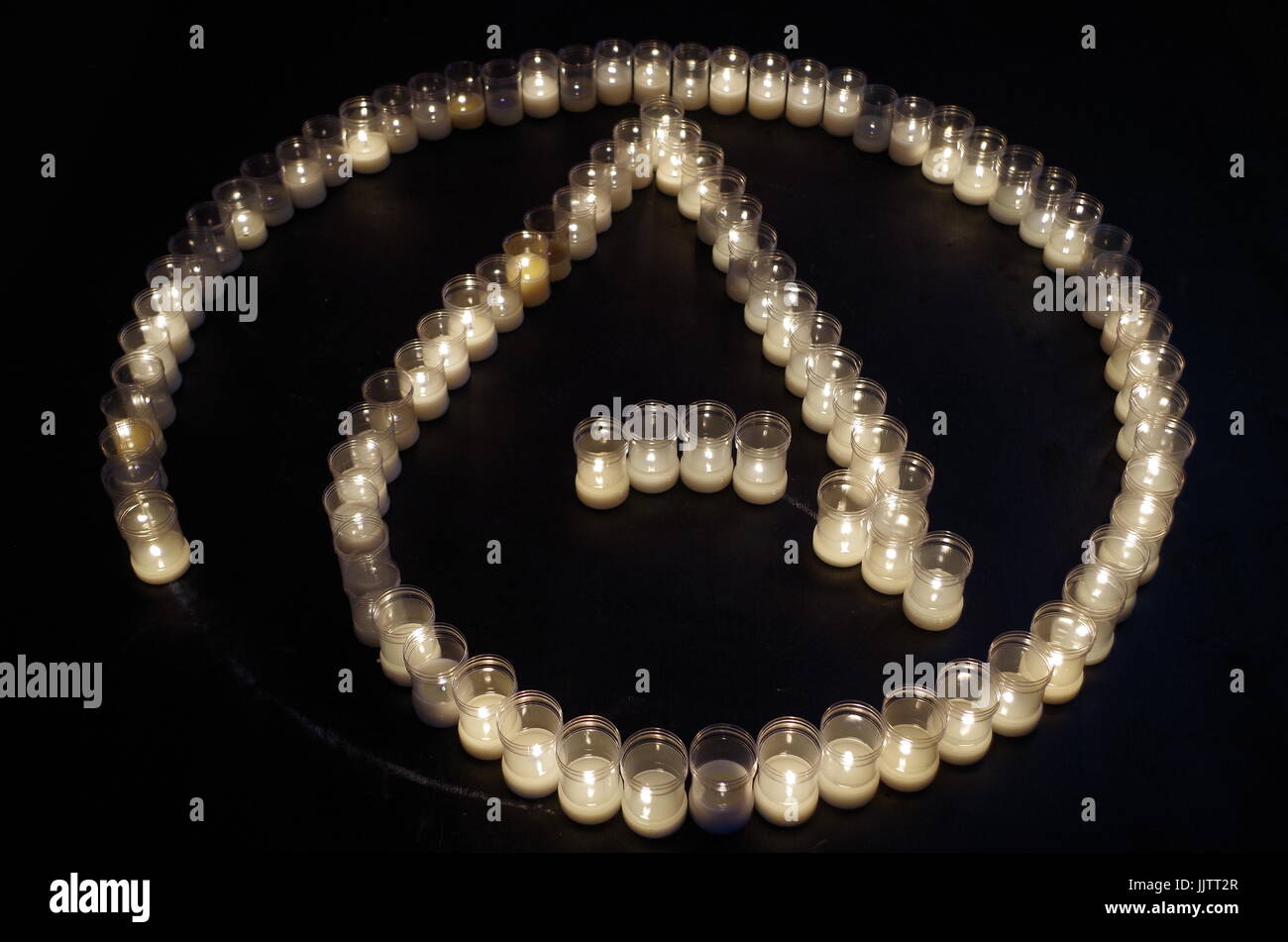 Atheismus-Symbol mit Kerzen gemacht. Religion und Spiritualität Stockfoto