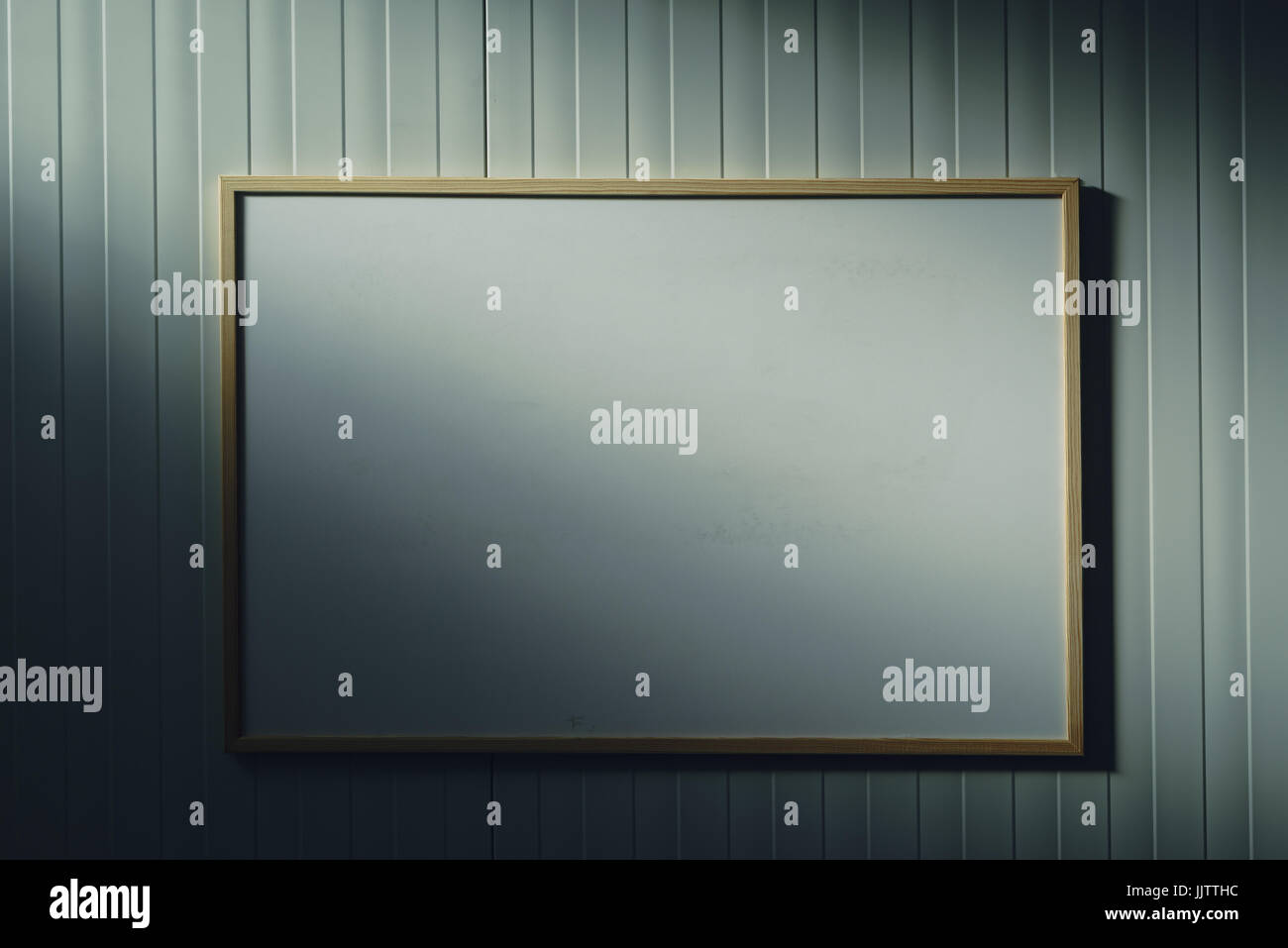 Leeres Whiteboard im Büro, weiße Board als textfreiraum für Geschäfts- oder Bildung Nachrichtentext oder Grafiken Stockfoto