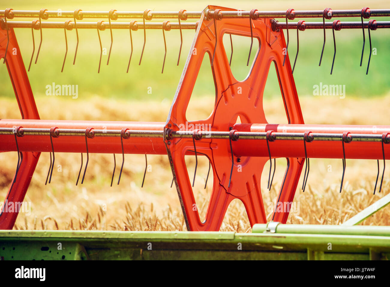 Mähdrescher, die rotierende Walze Weizen Ernte im bebauten Bereich Landwirtschaft Stockfoto