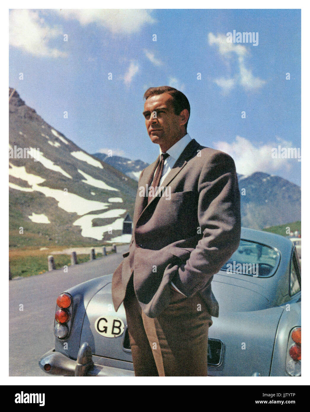 GOLDFINGER James Bond Aston Martin DB5 (Sean Connery) in den Schweizer  Alpen mit dem Aston Martin DB5 aus dem James Bond 007 Film GOLDFINGER 1964  Stockfotografie - Alamy