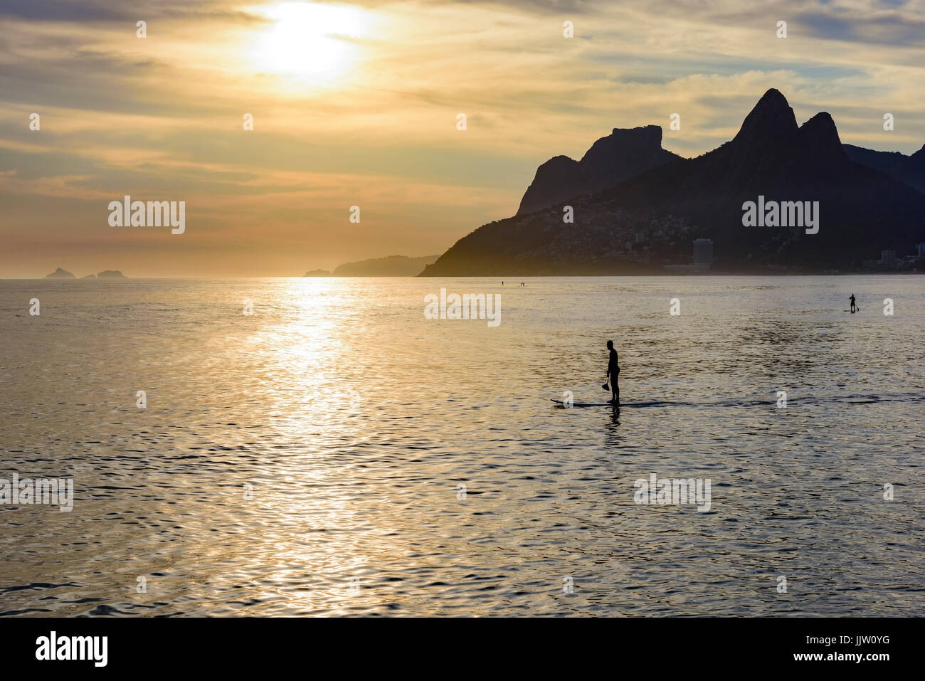 Stellen Sie Paddel bei Ipanema Sonnenuntergang mit zwei Brüder Hill und Gavea Stein im Hintergrund auf Rio De Janeiro Sommer Stockfoto