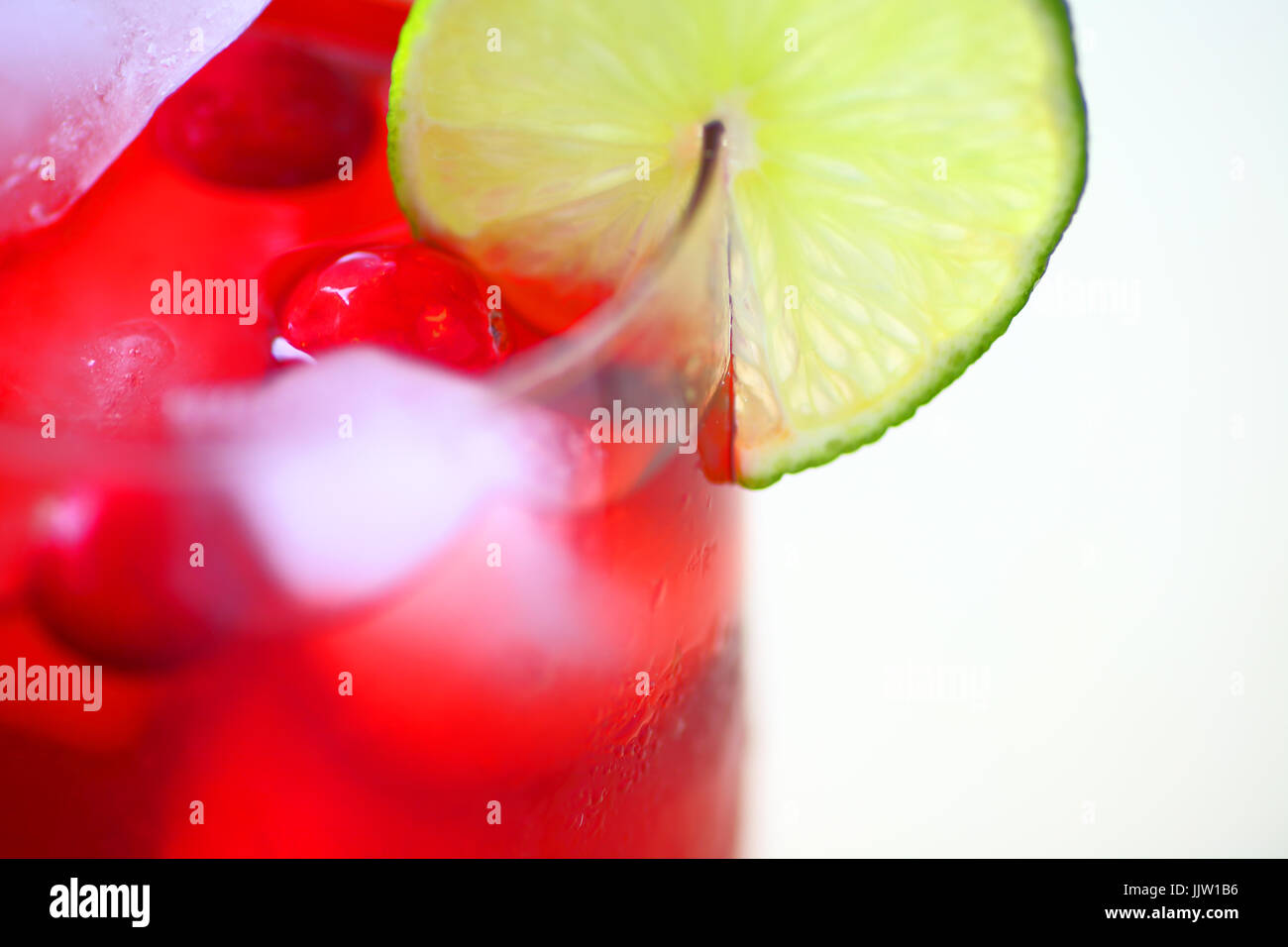 Cranberry-Drink mit Eis, frische Cranberries und Kalk mit Platz für text Stockfoto