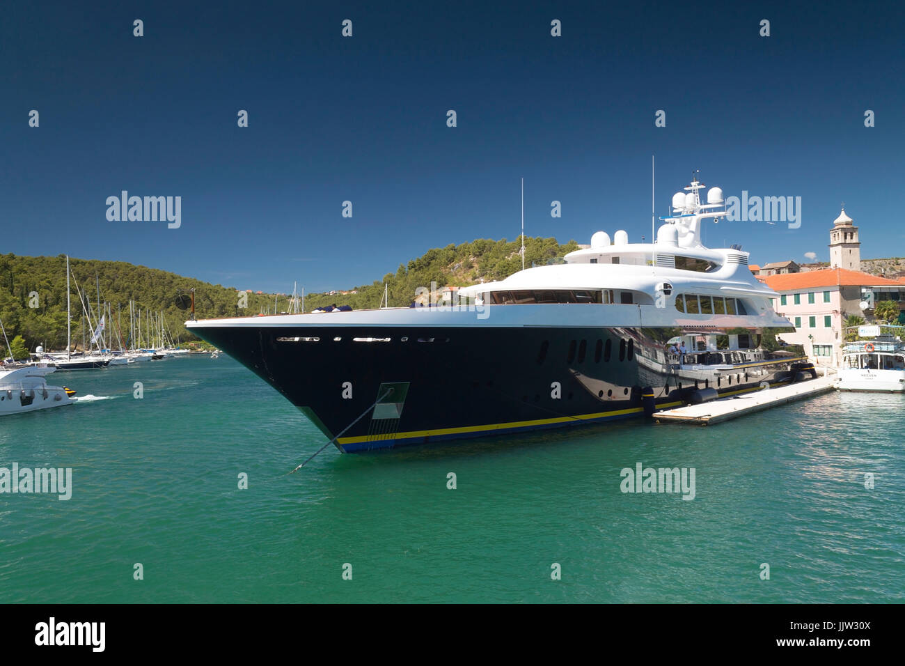 Luxus-Yacht an einem sonnigen Tag in Kroatien Stockfoto